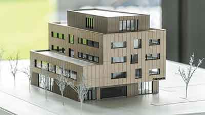 COPA-DATA bouwt het nieuwe energiezuinige gebouw (hier te zien als 3D-model) met 120 nieuwe kantoorwerkplekken op slechts 250 meter afstand van het bestaande hoofdkantoor in Salzburg. schopCD 400px