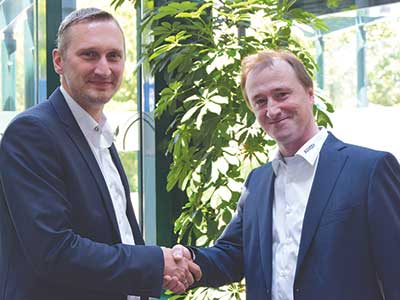 De automatisering specialist COPA-DATA en AUVESY, geregistreerd Partner van de COPA-DATA Partner Community, verwezenlijken een nauwe interactie van de HMI/SCADA software zenon en versiondog, het data management systeem. De afbeelding toont Reinhard Mayr, Product Manager bij COPA-DATA (links) en Stefan Schnackertz, Business Development bij AUVESY (rechts). COPA DATA AUVESY partnership 400px