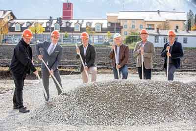 Ondanks de aanhoudende coronavirus crisis heeft COPA-DATA nu de eerste schop in de aarde gezet voor de bouw van een nieuw energiezuinig kantoorgebouw. Aanwezig (van links naar rechts): Thomas Punzenberger, Stefan Reuther, Phillip Werr, Peter Strübler, Herbert Schild en Gerhard Sailer. schopCD 400px