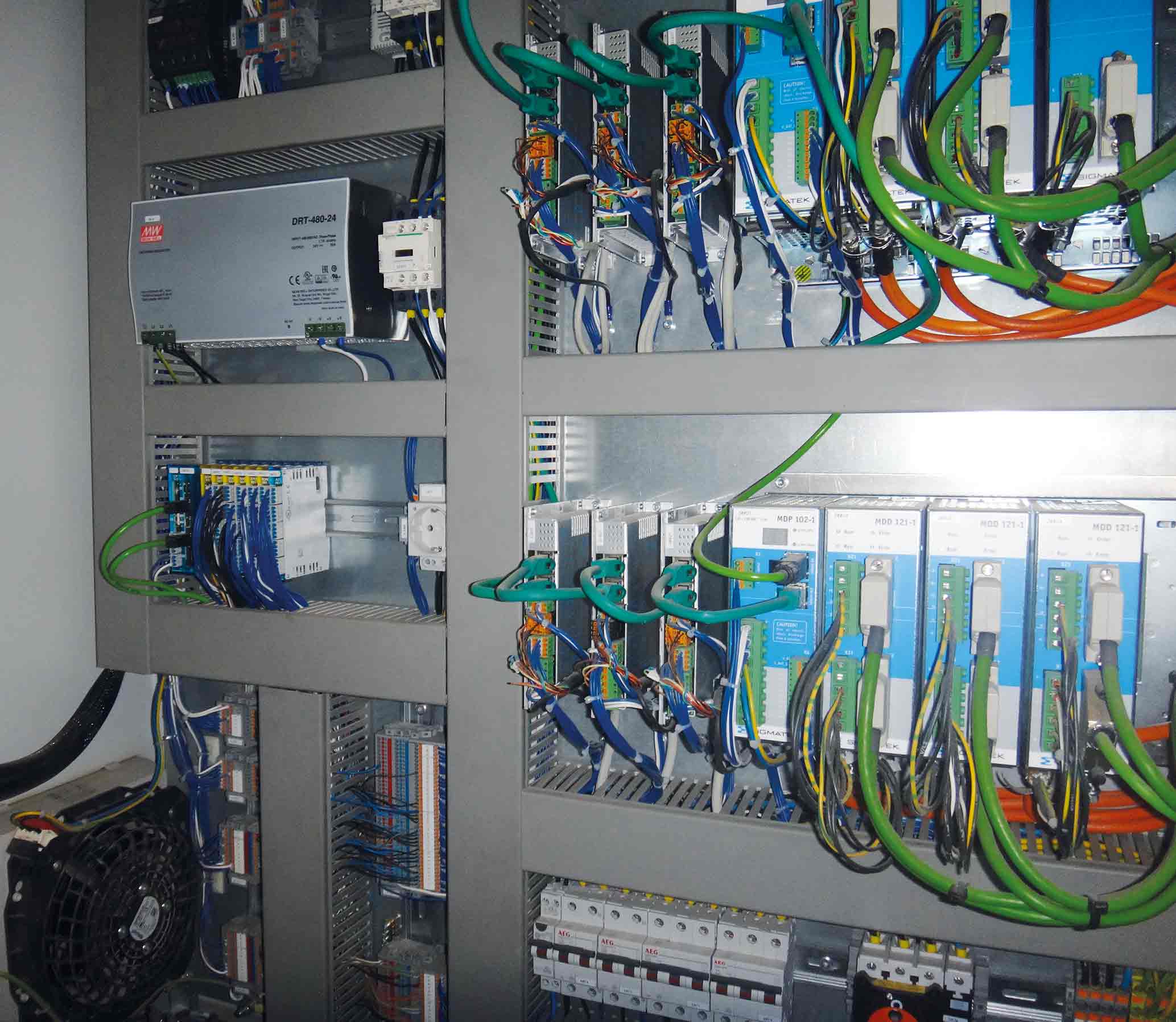 De besturingskast zit tjokvol SIGMATEK hardware; rechts het modulaire Dias Drive 100 servo drive systeem, in het midden VST011 Stepper Motor modules en links de uiterst compacte S-Dias modules op de DIN-rail (incl. safety) voor razend snelle data verwerking. Easylox 06