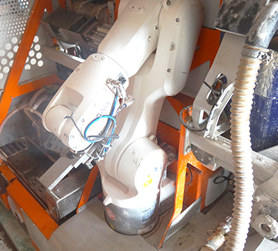 Inkijkje in de machine; linksonder de zaaginstallatie, daarnaast de robot die zowel stenen legt als mortel aanbrengt, rechts cementpomp installatie en mortel aanvoerslang ropaxSC 05