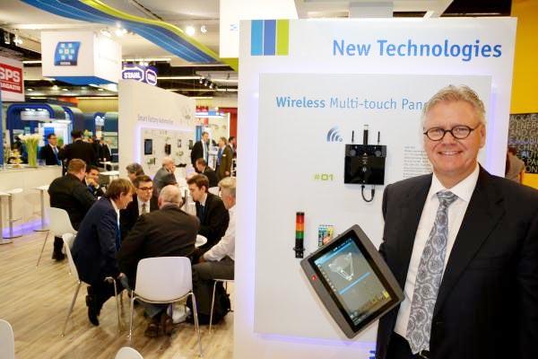 Lucien Kouwenhoven met de HGW1033 van SIGMATEK wirelessmultitouch