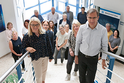 Ze behoren tot SIGMATEK "inventaris": Leden die 25 en 30 jaar dienst vieren met de automatiseringsexpert (in foto met management) SIGMATEK 30 25 years anniversaries 400px