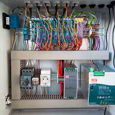 Flexibel besturingssysteem, krachtige servomotoren en LASAL-software voor eenvoudige programmering van de machine. cube solver02 400px