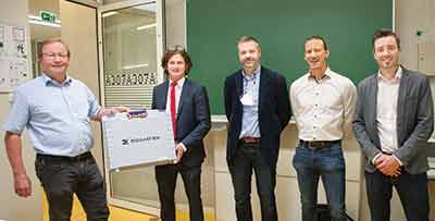 (van links naar rechts) HTL-schooldirecteur Dr. Franz Landertshamer, afdelingsdirecteur elektrotechniek Roland Holzer en afgestudeerd docent Gotthard Fränzl zijn blij met de moderne laboratoriumtechnologie, gepresenteerd door de ingenieurs Benjamin Hlava en David Eisl van SIGMATEK. sigmatek support htl 02 200px